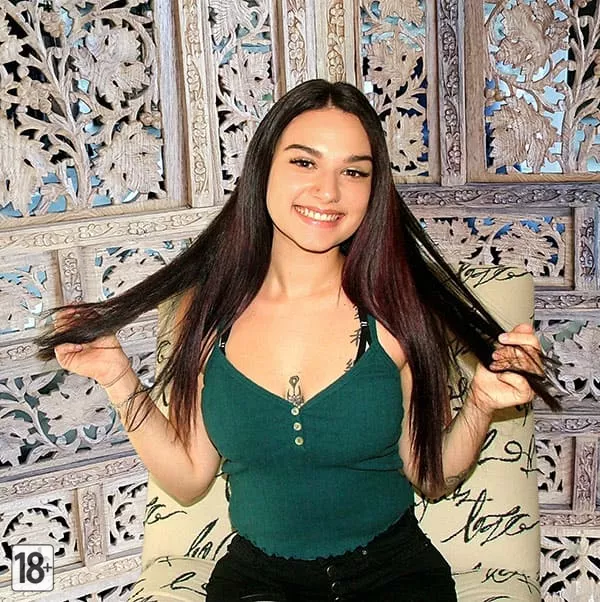 Женщина в джинсах и стрингах с роскошной фигурой