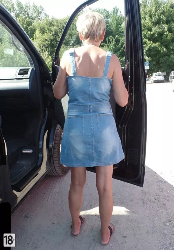 Зрелая бабушка на фото с нудистского пляжа восхищает