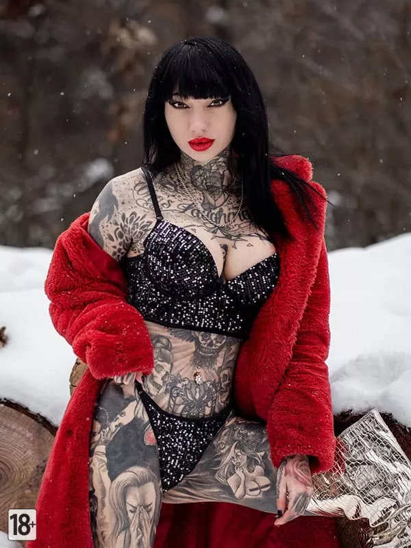 Татуированная любовница в блестящем белье зимой