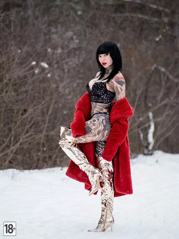 Татуированная любовница в блестящем белье зимой