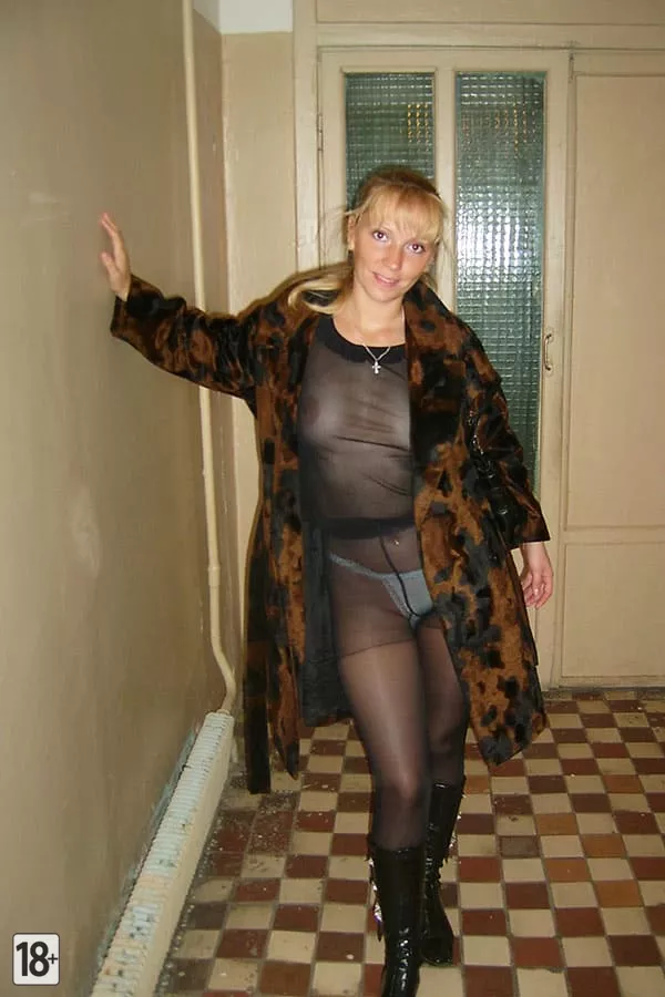 Фото соседки в пальто на голое тело в подъезде