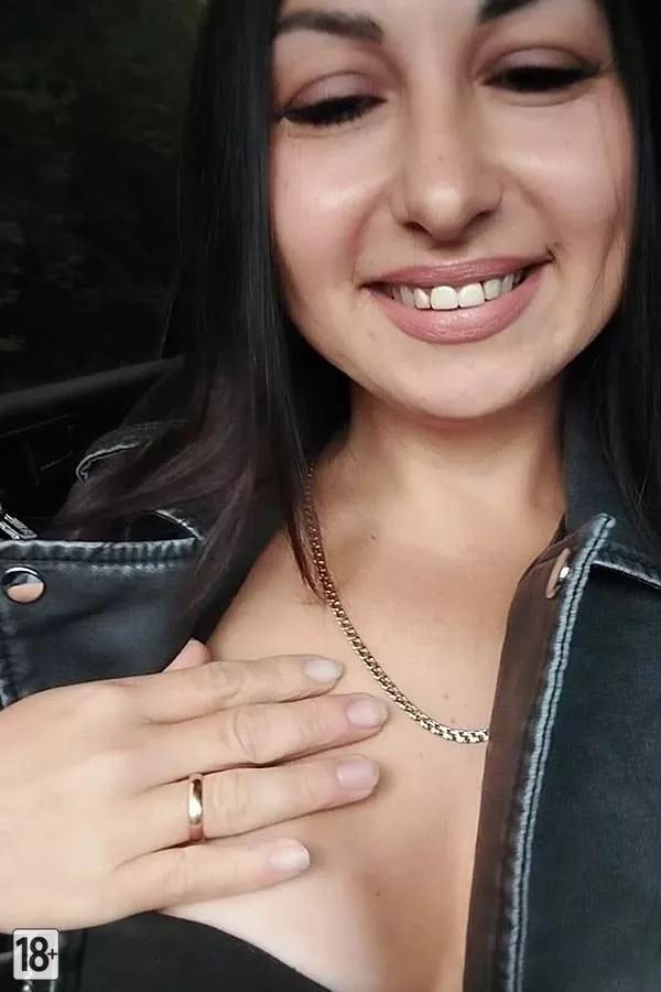 Замужняя красотка снимает в машине голые селфи своих сисек