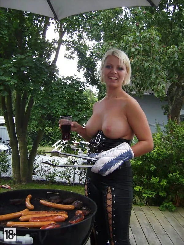 Соблазнительные жёны – ню и аппетитные лакомства вместе