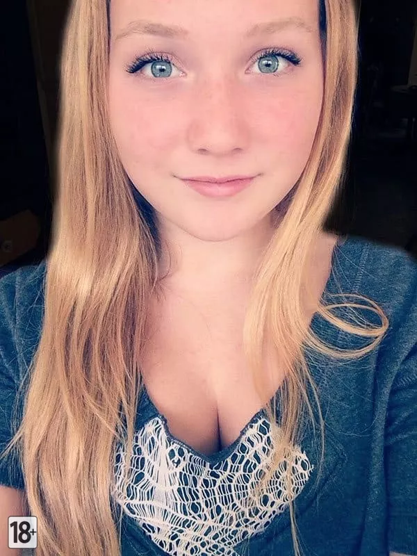 Молодая девушка 21 год покоряет эротическим ню селфи в трусиках и без