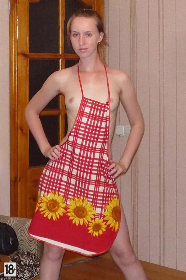 Домашние ню фото русской домохозяйки в фартуке на голом теле