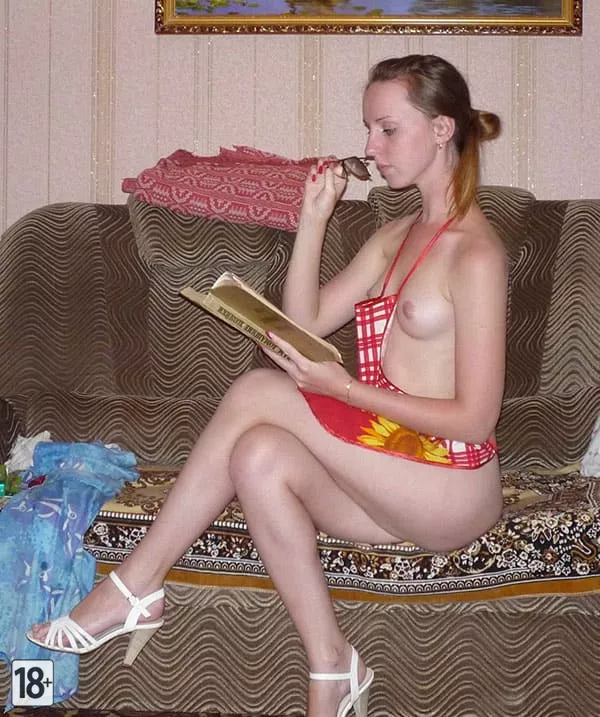 Домашние ню фото русской домохозяйки в фартуке на голом теле