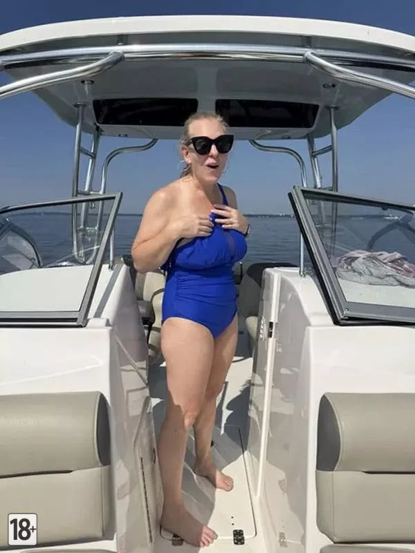 Жена моряка на катере сняла купальник