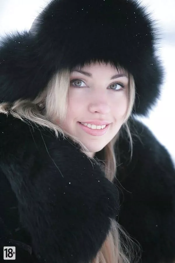Русская красавица в шубе — зимняя прогулка без нижнего белья